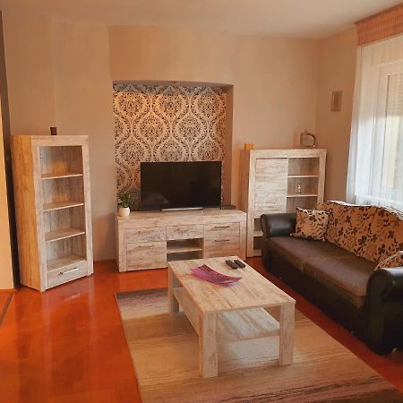 Adel Apartman Miskolc Exteriör bild