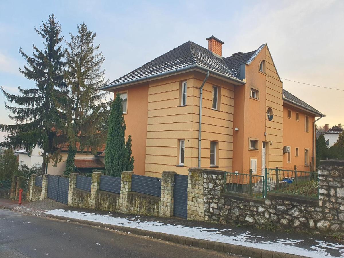 Adel Apartman Miskolc Exteriör bild